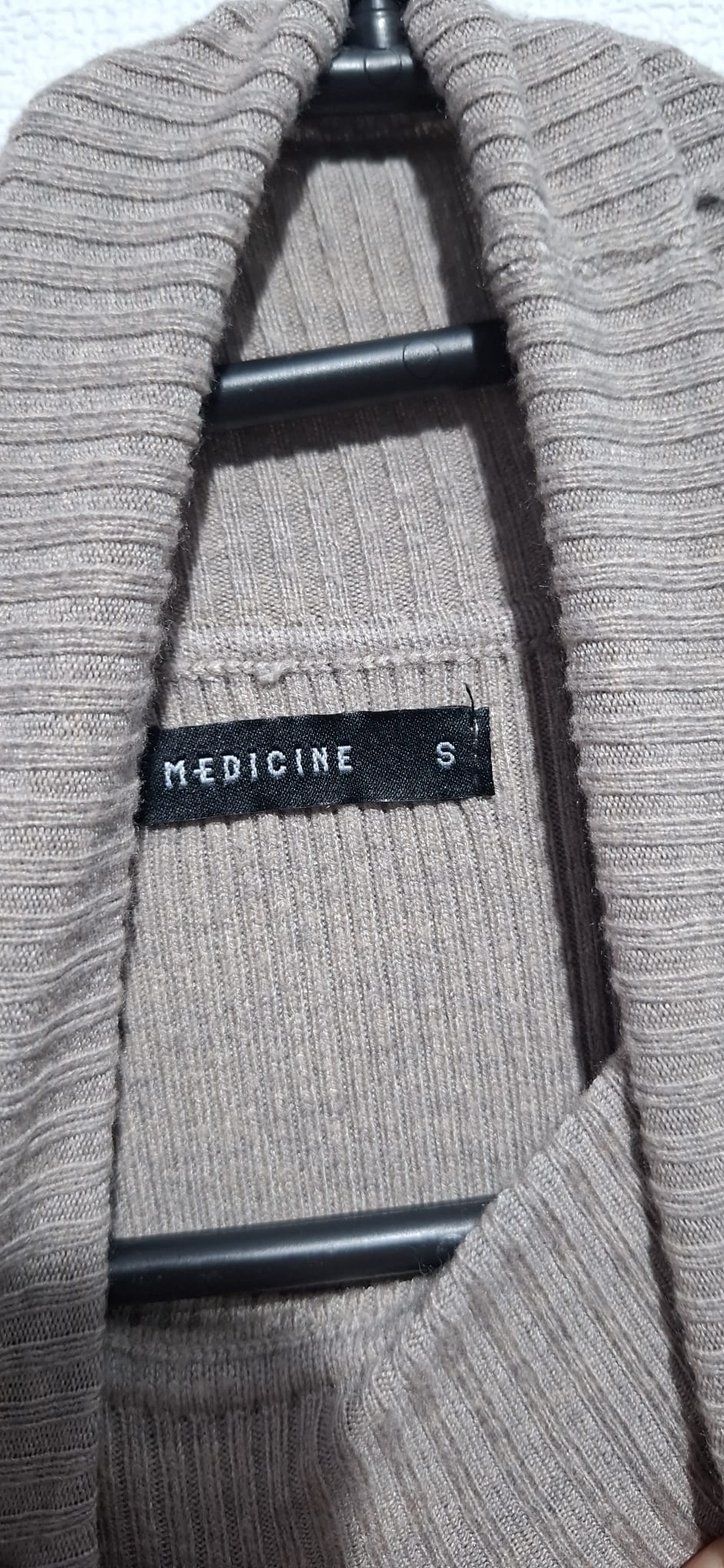 Sukienka Swetrowa Prążkowana Golf MIDI Beżowa Rozm. S Medicine