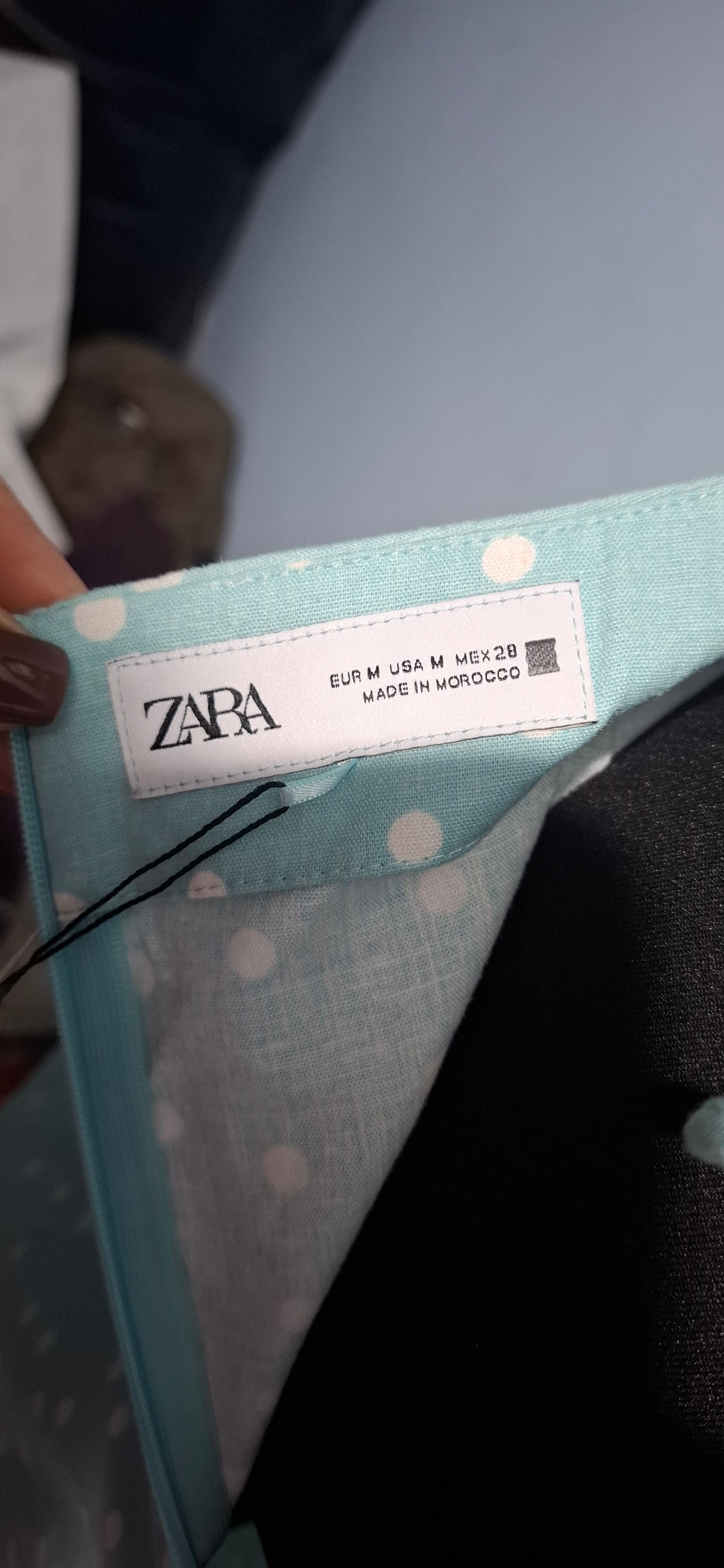 Zwiewna sukienka midi ZARA z wycięciem (Cut-Out), miętowa, groszki, ramiączka, M/38